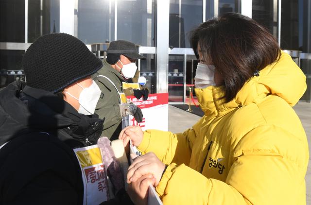 심상정 정의당 의원이 15일 오전 서울 여의도 국회 본청 앞에서 중대재해기업처벌법을 촉구하며 5일째 단식 중인 고 김용균씨 어머니 김미숙씨를 격려하고 있다. 뉴시스