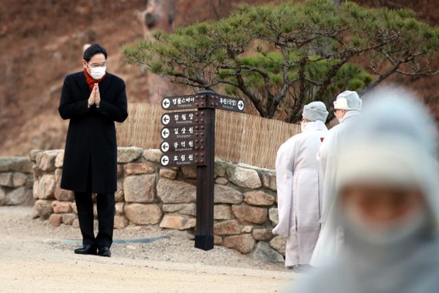 이재용 삼성전자 부회장이 12일 고 이건희 회장 49재를 지내기 위해 서울 은평구 진관사를 찾아 스님들에게 인사하고 있다. 뉴스1