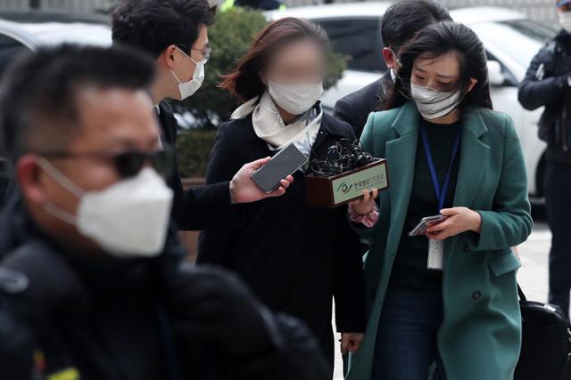 사모펀드 및 자녀 입시비리 등의 혐의를 받는 정경심 동양대학교 교수가 23일 오후 서울 서초구 서울중앙지방법원에서 열린 자본시장과 금융투자업에 관한 법률위반 등 관련 1심 선고공판에 출석하고 있다. 뉴스1