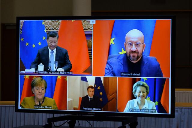 30일 시진핑 중국 국가 주석과 EU 지도부가 화상회의를 하고 있다. 시계방향으로 시 주석, 샤를 미셸 EU 정상회의 상임의장, 우르줄라 폰데어라이엔 EU 집행위원장, 에마뉘엘 마크롱 프랑스 대통령, 앙겔라 메르켈 독일 총리. AP 연합뉴스