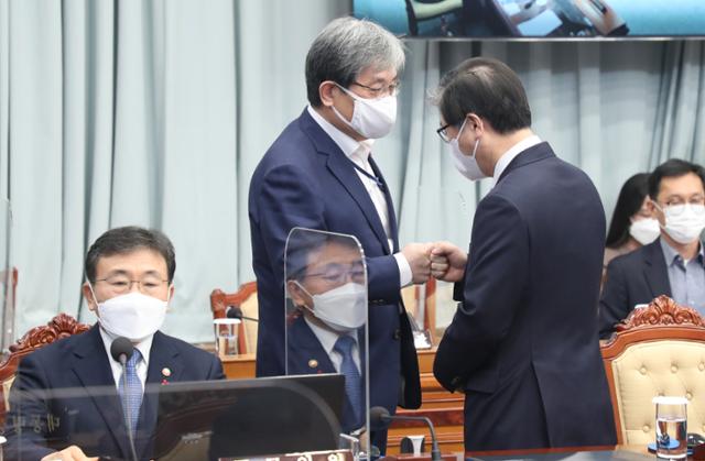 노영민 대통령 비서실장이 29일 청와대에서 열린 국무회의에서 변창흠 국토교통부 장관과 인사하고 있다. 연합뉴스