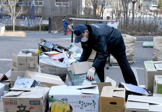 구자혁씨가 지난달 24일 경기 안양시의 한 아파트에서 분리수거 작업을 하고 있다. 왕태석 기자