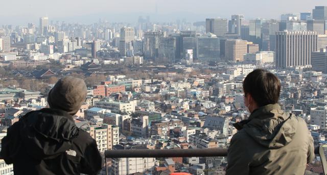 1일 오후 시민들이 인왕산 산책로에서 서울 도심을 바라 보고 있다. 뉴스1