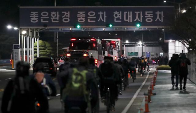 (울산=뉴스1) 4일 오전 현대자동차 울산공장 근로자들이 북구 현대차 명촌정문으로 신축년 새해 첫 출근을 하고 있다.