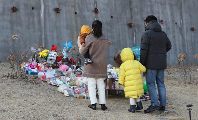 5일 경기 양평 하이패밀리 안데르센 공원묘지를 찾은 추모객이 입양 후 양부모에게 장기간 학대를 당해 숨진 16개월 영아 정인(가명)양을 추모하고 있다. 뉴스1