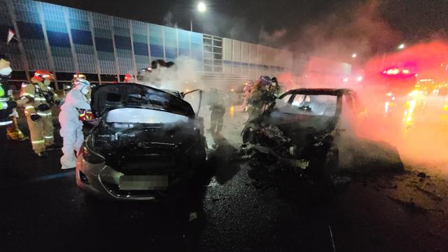 지난 4일 오후 경부고속도로에서 만취 상태의 벤츠 차량이 앞서 가던 승용차를 들이 받은 후 불이 나 119가 진화작업을 벌이고 있다. 경기소방재난본부 제공