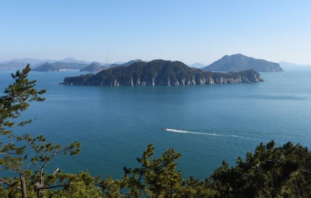 지겟길의 두 번째 전망대에서 보는 풍경. 에메랄드빛 바다 뒤로 오곡도의 바위 절벽이 병풍처럼 펼쳐진다.