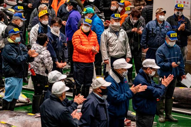 도쿄의 도요스 수산시장에서 5일 새해 첫 참치 경매가 열리고 있다. 도쿄=AFP 연합뉴스