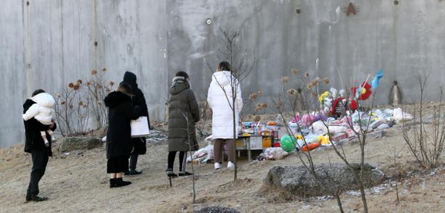 5일 경기 양평 하이패밀리 안데르센 공원묘지를 찾은 추모객이 입양 후 양부모에게 장기간 학대를 당해 숨진 16개월 영아 정인(가명)양을 추모하고 있다. 뉴스1