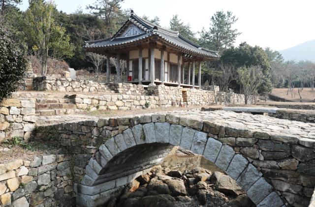 고산의 5남 학관 윤직미의 처소인 곡수당과 일삼교. ⓒ박준규