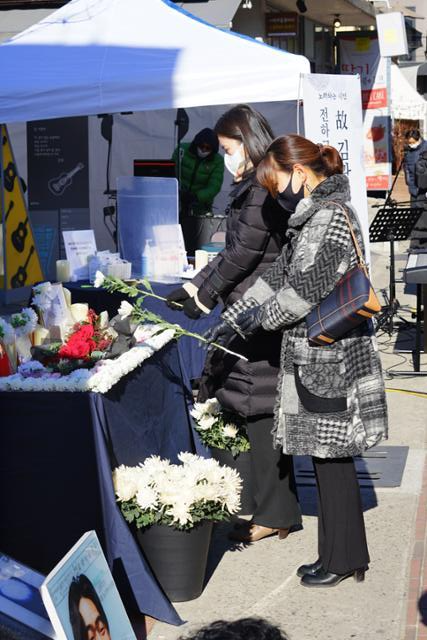 고 김광석의 기일인 6일 대구 중구 대봉동 김광석길에서 그의 추모식이 열리고 있다. 김재현 기자 k-jeahyun@hankookilbo.com