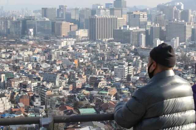 1일 오후 인왕산 산책로에서 한 시민이 서울 도심을 바라 보고 있다. 뉴스1