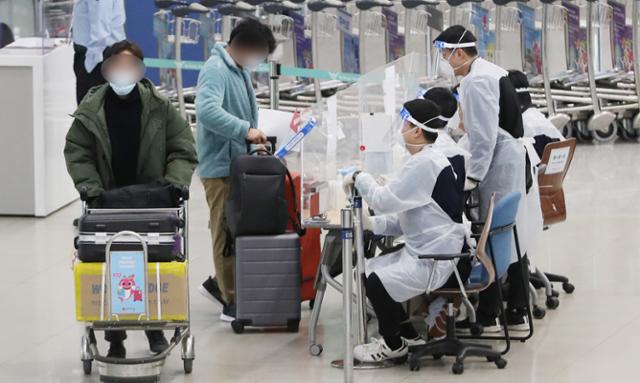 6일 인천국제공항 입국장에서 방역 관계자들이 해외 입국자에게 동선을 안내하고 있다. 이날 질병관리청 중앙방역대책본부에 따르면 전날 0시 기준 영국발 변이 바이러스에 감염된 확진자 2명이 추가됐다. 뉴스1