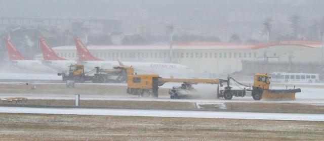 제주에 많은 양의 눈이 내린 7일 오후 제주국제공항 활주로에서 특수차량이 눈을 치우고 있다. 연합뉴스