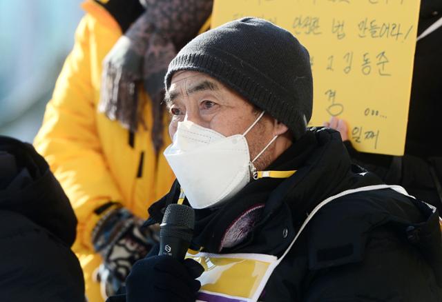 고 이한빛 PD의 부친 이용관 씨가 7일 서울 여의도 국회 본관 앞 단식농성장에서 법제사법위원회의 중대재해법 잠정합의안에 대한 입장발표를 하고 있다. 뉴시스