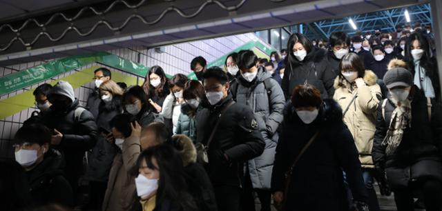 밤사이에 많은 눈이 내리고 전국 대부분 지역에 한파경보가 내려진 7일 오전 서울 구로구 신도림역에서 시민들이 출근길을 재촉하고 있다. 뉴시스