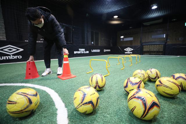 7일 오후 서울 시내의 한 어린이 축구교실에서 관계자가 운영 재개를 준비하고 있다. 뉴스1