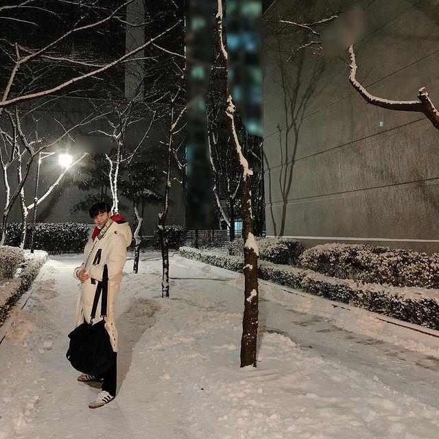 가수 겸 배우 유선호가 팬들을 위한 '함박눈 인증샷'을 공개했다. 큐브엔터테인먼트 제공