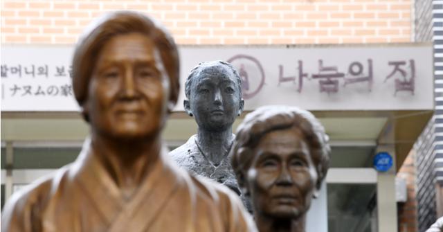 광주 나눔의 집 입구에 설치된 위안부 피해 할머니들의 흉상과 소녀상이. 한국일보 자료사진