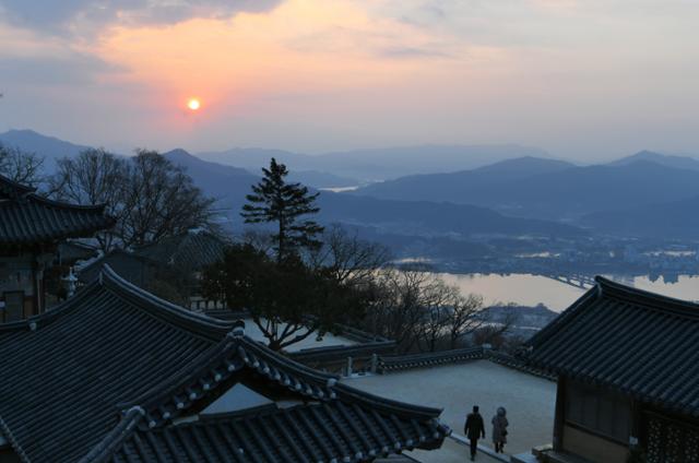 수종사앞 마당에서 남한강과 북한강이 합쳐지는 두물머리가 한눈에 보인다.