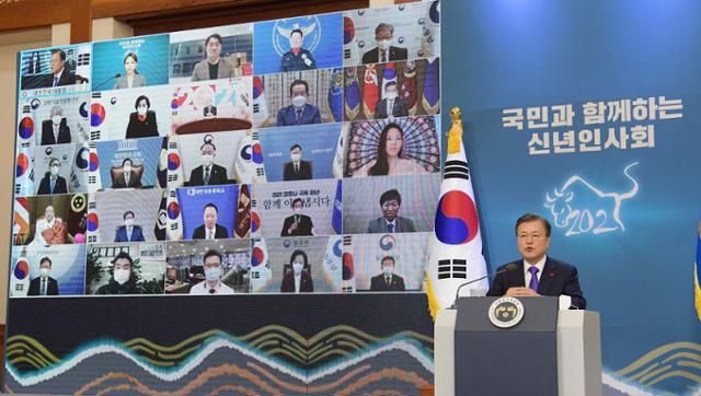 문재인 대통령이 7일 오전 청와대에서 비대면으로 열린 '2021년 국민과 함께하는 신년인사회'에서 인사말을 하고 있다. 왕태석 선임기자