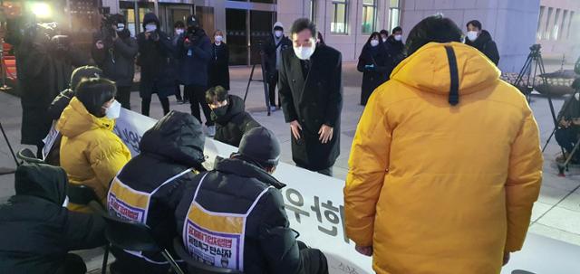 이낙연(가운데) 더불어민주당 대표가 9일 국회 본청 앞에서 김미숙씨, 이용관씨 등 단식 농성자들에게 인사를 하고 있다. 이성택 기자.