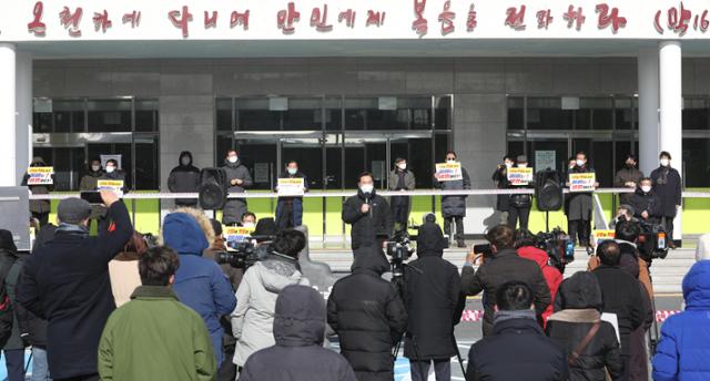 지난 7일 오전 부산 강서구 세계로교회 앞에서 예배 회복을 위한 자유연대 목사, 신도 등 100여 명이 예배 회복 촉구 집회를 열고 있다. 부산 세계로교회는 행정 명령을 어기고 대면예배를 강행해 6차례 단속에 적발됐다. 부산=뉴스1