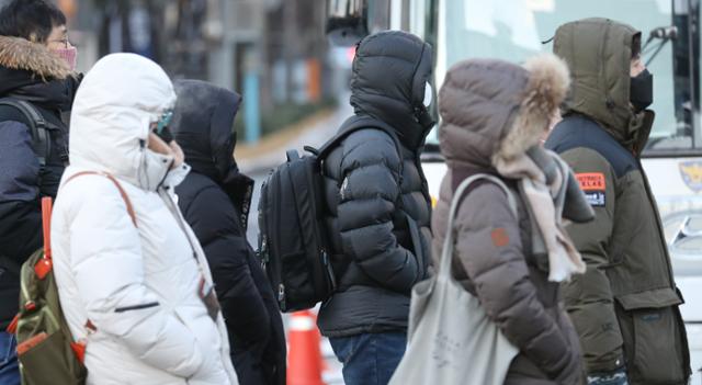 전국적으로 영하 20도를 넘나드는 북극발 최강추위가 절정에 달한 8일 오전 서울 광화문 네거리에서 직장인들이 두꺼운 방한복을 입고 출근하고 있다. 연합뉴스