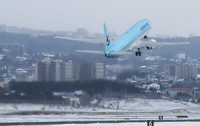 9일 오전 제주국제공항 활주로에서 항공기 한 대가 이륙하고 있다. 제주=뉴시스