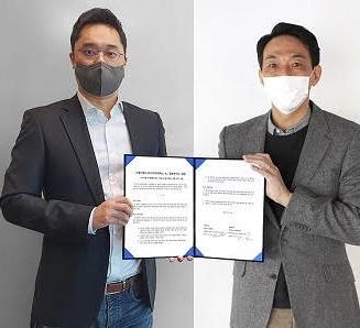 마국성 아이지에이웍스 대표와 조원규 스켈터랩스 대표가 AI 공동연구소 설립을 위한 조인식을 가진 뒤 관련 서류를 들어보이고 있다. 스켈터랩스 제공