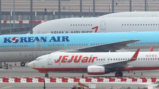 11일 인천국제공항 전망대에서 바라본 계류장에 대형항공 여객기와 저가항공 여객기가 동시에 보이고 있다. 뉴스1