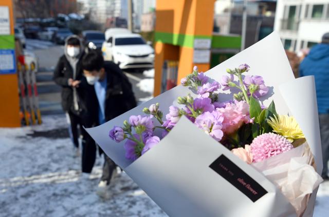 졸업식이 열린 12일 오전 광주 서구 광천초등학교 후문에서 학부모가 졸업식을 마치고 나온 자녀를 기다리고 있다. 연합뉴스