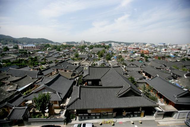 전북 전주시 교동과 풍남동 일대 전주한옥마을. 한국일보 자료사진