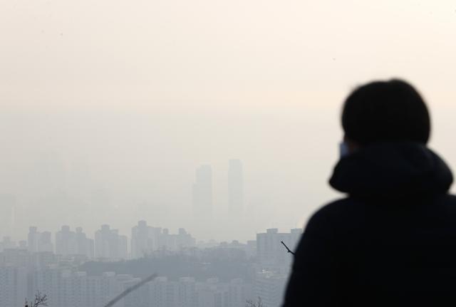 12일 오전 남산에서 바라본 강남 일대가 희미하게 보인다. 북극한파가 주춤한 이날 9시 현재 서울지역 초미세먼지 농도는 '나쁨' 수준이다. 연합뉴스