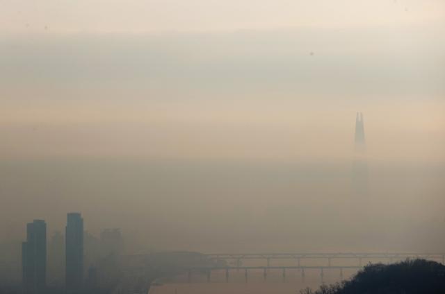 12일 오전 남산에서 바라본 강남 일대가 희미하게 보인다. 북극한파가 주춤한 이날 9시 현재 서울지역 초미세먼지 농도는 '나쁨' 수준이다. 연합뉴스