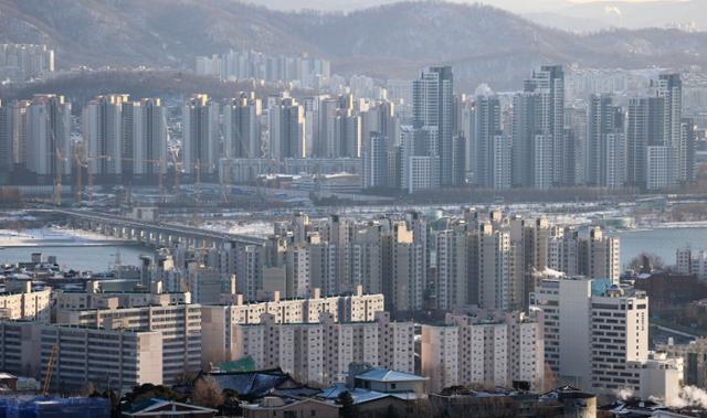 서울 남산에서 바라본 한강 주변 아파트 단지. 연합뉴스