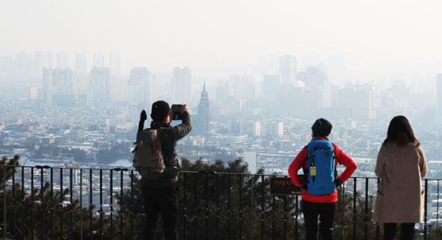 초미세먼지 농도가 '나쁨' 수준을 보인 12일 오전 경기도 수원시 서장대에서 바라본 수원 시내가 뿌옇다. 연합뉴스