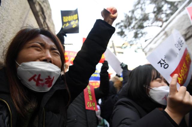 16개월 정인양을 지속적으로 학대해 사망에 이르게 한 혐의를 받는 양부모의 첫 재판이 열린 13일 서울 양천구 남부지방법원 정문에 모인 시민들이 양모 장 모씨가 탄 것으로 추정되는 호송 차량이 들어가자 흥분한 채 항의하고 있다. 고영권 기자