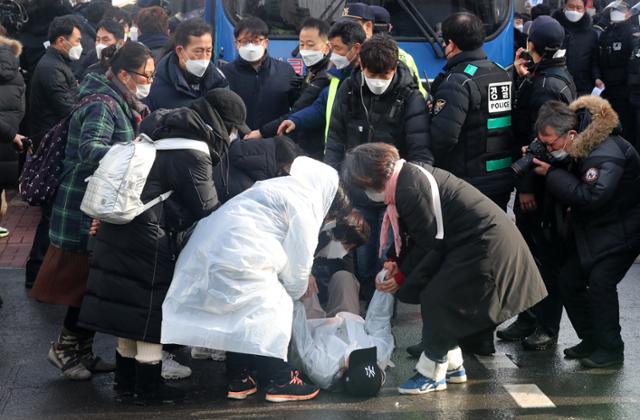 정인양 양부모에 대한 첫 재판이 열린 13일 오전 서울 양천구 서울남부지방검찰청에서 시민들이 양모가 탑승한 호송차량의 앞을 막으며 사형을 외치고 있다. 연합뉴스