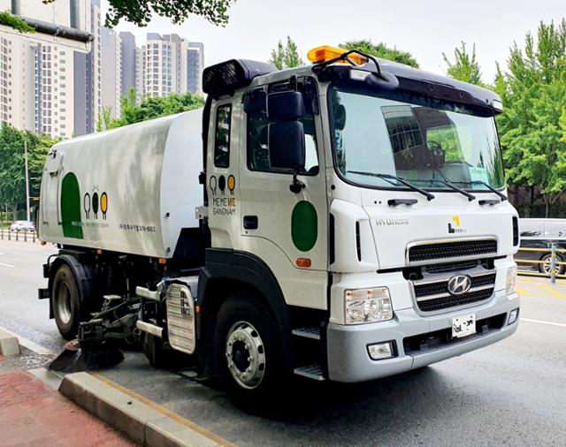 서울 강남구가 지난해 도입한 노면 청소차량 모습. 강남구 제공