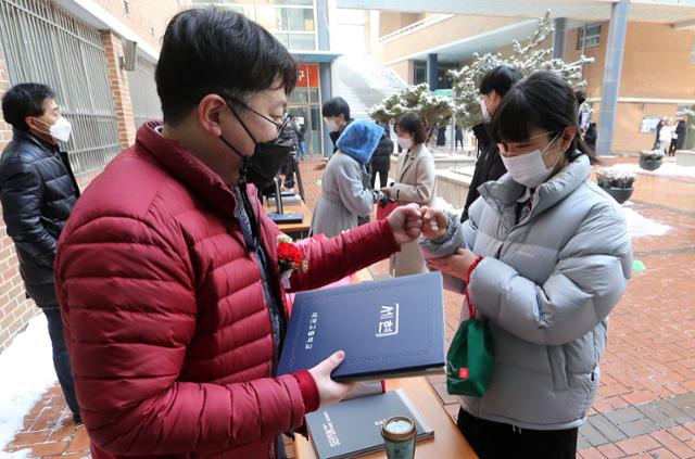 13일 오전 서울 강서구 세현고등학교에서 비대면 화상 졸업식을 마친 학생들이 학교로 등교해 졸업장을 수령하고 있다. 사진공동취재단