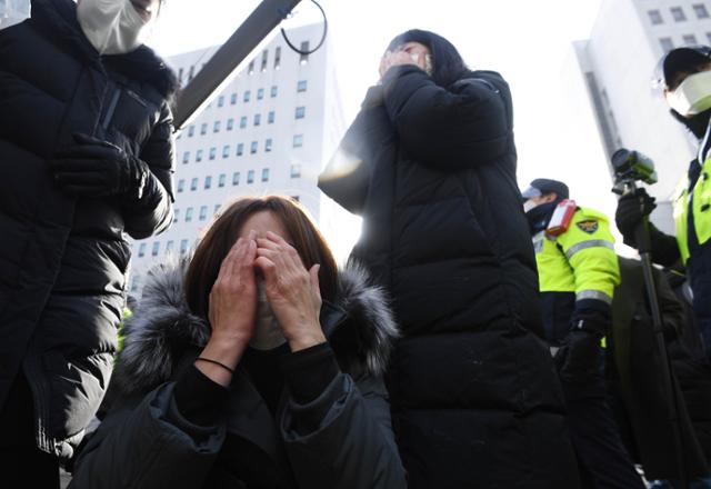 16개월 정인양을 지속적으로 학대해 사망에 이르게 한 혐의를 받는 양부모의 첫 재판이 종료된 13일 서울 양천구 남부지방법원에서 시민들이 양모 장모씨가 탄 것으로 추정되는 호소 차량이 법원을 빠져나가자 눈물을 흘리며 분노하고 있다. 이날 재판에서 검찰은 입양모에게 살인 혐의를 추가 적용하겠다며 공소장 변경을 신청했다. 재판부는 이를 허가했다. 고영권 기자