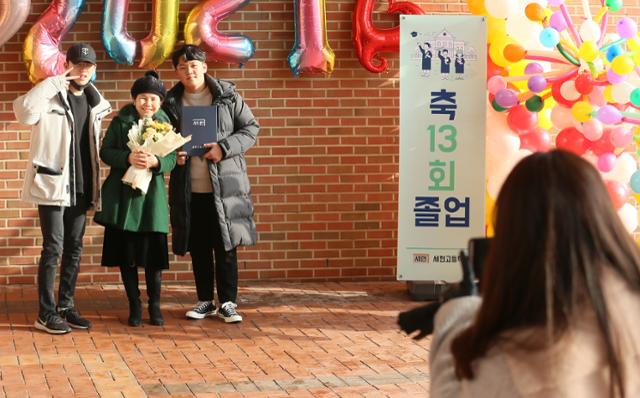 13일 오전 서울 강서구 세현고등학교에서 비대면 화상 졸업식을 마친 학생들이 학교로 등교해 졸업장 수령과 기념촬영을 하고 있다. 사진공동취재단