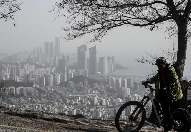 초미세먼지 농도가 부산지역에서 '나쁨' 수준을 보인 13일 오전 해운대 일대가 뿌옇게 보이고 있다.부산=연합뉴스