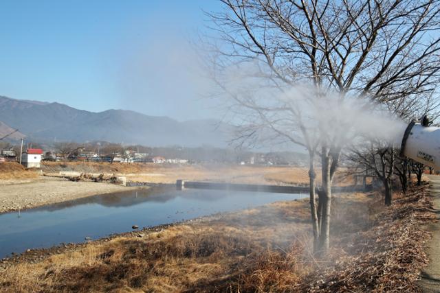 지난달 28일 전남 구례군 한 육용오리 농장에서 고병원성 조류인플루엔자(AI)가 검출, 방역당국이 인근 천변에서 방역소독을 진행하고 있다. 뉴스1