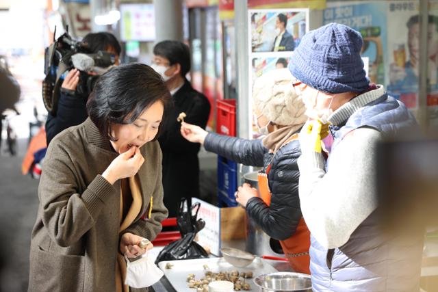 박영선 중소벤처기업부 장관이 14일 오후 소상공인 버팀목자금 수령 현장점검을 위해 서울 노원구 공릉 도깨비시장을 방문, 상인이 건넨 음식을 맛보고 있다. 사진=중소벤처기업부 제공