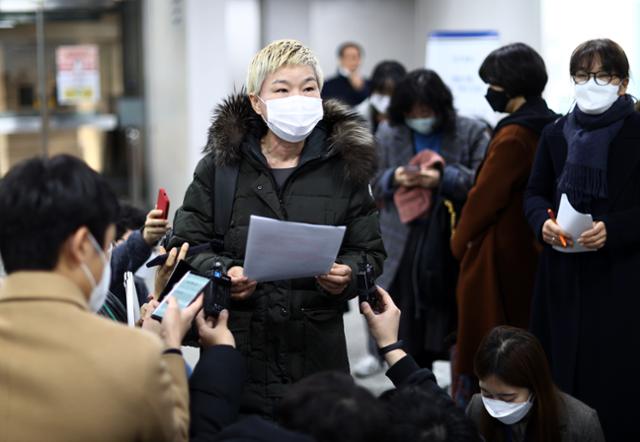 동료 직원을 성폭행한 혐의로 재판에 넘겨진 서울시장 비서실 직원이 실형을 선고받고 법정구속된 14일 오전 서울중앙지법에서 피해자 측 변호인인 김재련 변호사가 선고 직후 발언하고 있다. 김 변호사는 앞서 이 사건 피해자가 고 박원순 전 서울시장의 업무상 위력 추행 사건의 피해자와 동일 인물이라고 밝힌 바 있다. 연합뉴스