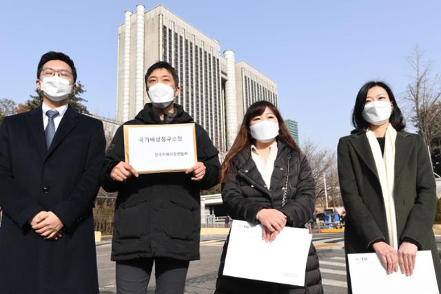 14일 서초구 서울중앙지방법원 앞에서 '사회적 거리두기' 2단계가 시행되며 홀 영업이 금지된 전국카페사장연합회 소속 업주들이 정부를 상대로 10억 원대 손해배상 청구 소송을 제기하며 기자회견을 하고 있다. 배우한 기자