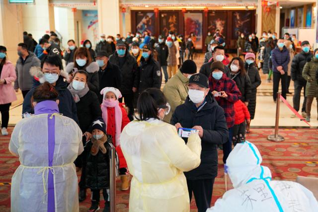 코로나19 집단 발병으로 도시가 봉쇄된 중국 허베이성 스자좡에서 12일 주민들이 핵산 검사를 기다리고 있다. 스자좡=AP 뉴시스