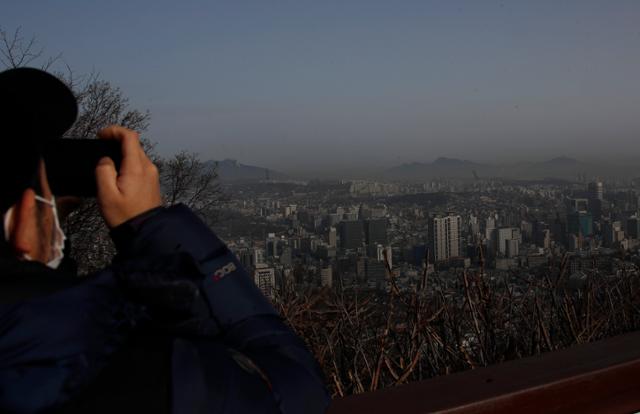 14일 서울 중구 남산에서 바라 본 도심 위로 옅은 미세먼지 띠가 보이고 있다. 뉴스1